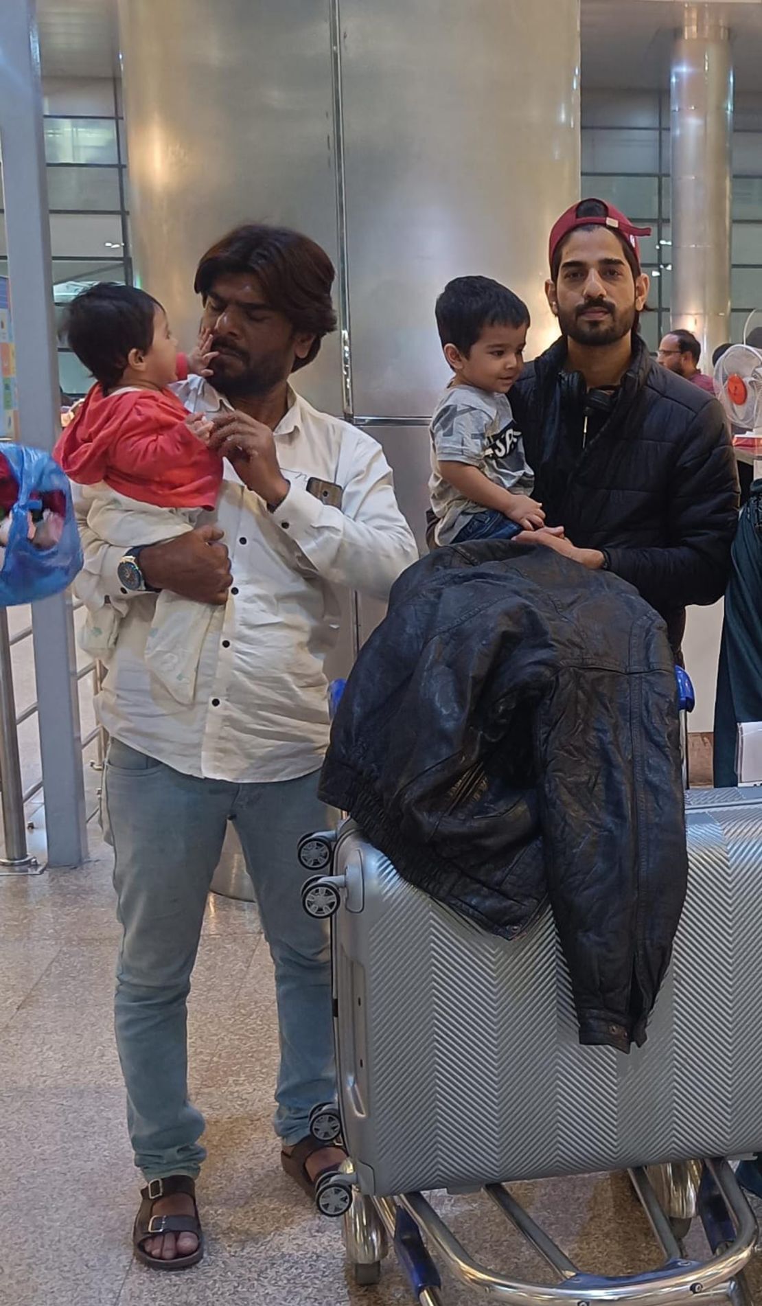ロシアに出発する前に撮影したアスファンさん(右)とイムランさんの写真/Mohammed Imran