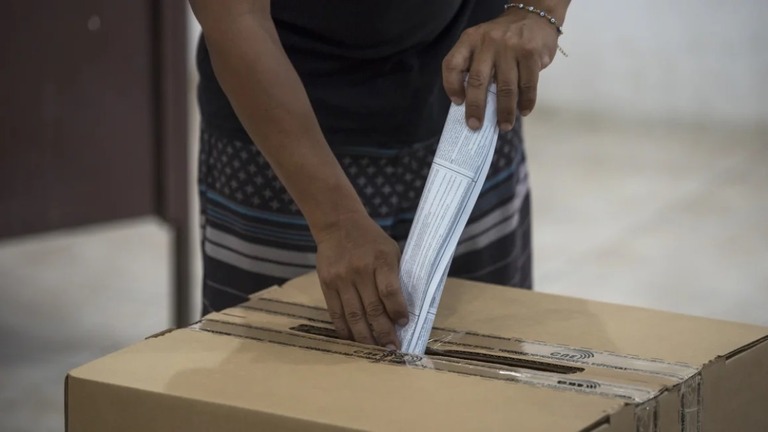 エクアドル西部サンタ・エレーナ県の投票所で、国民投票に票を投じる有権者/Vicente Gaibor/Bloomberg/Getty Images