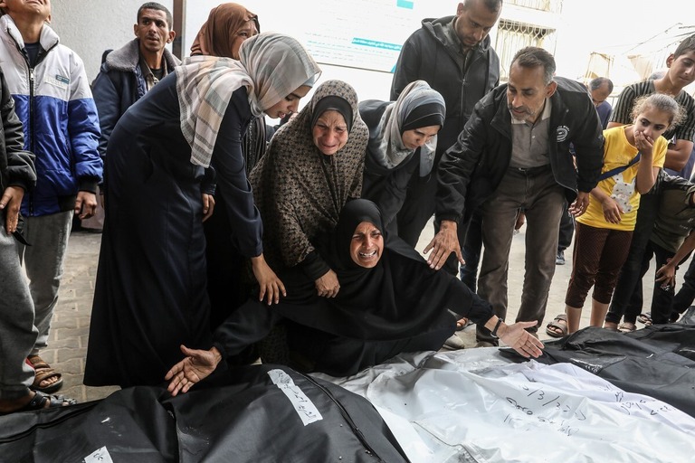 イスラエルの空爆で親族を亡くした遺族が嘆く様子/Abed Rahim Khatib/Anadolu/Getty Images