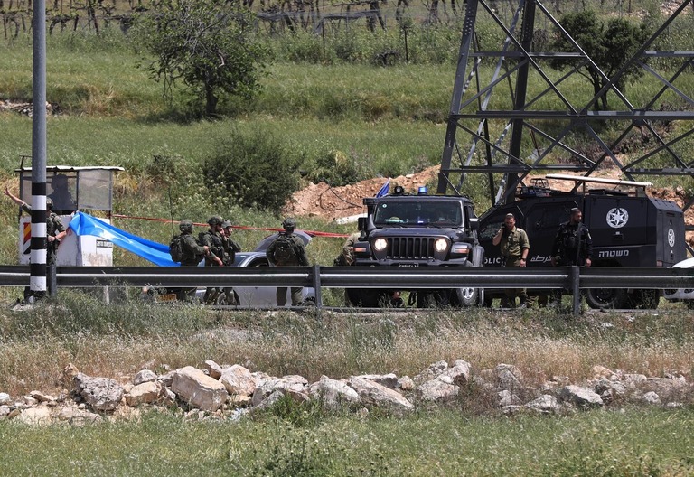 道路をふさぐイスラエル軍治安部隊/Wisam Hashlamoun/Anadolu/Getty Images