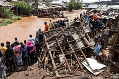 ケニアで大規模洪水　国土の半分で被害、被災者１０万人超