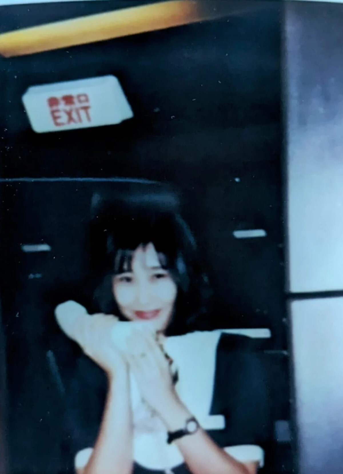 機内電話を使用する鳥取氏の写真(1985年撮影)。鳥取氏は客室乗務員としてキャリアを歩み始めた/Courtesy Japan Airlines