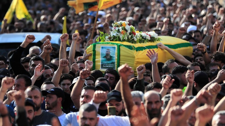 ドローン攻撃により死亡したヒズボラの司令官の葬儀に参列する人々＝１７日、レバノン/Mohammed Zaatari/AP
