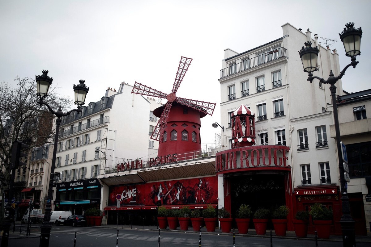 羽根が落ちる前のムーラン・ルージュの外観/Benoit Tessier/Reuters