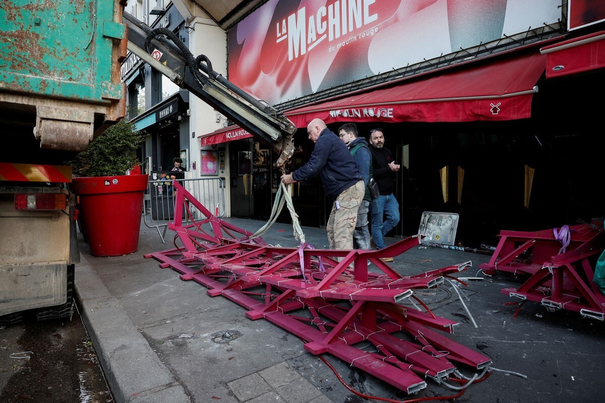 壊れた赤い風車の羽根/Benoit Tessier/Reuters