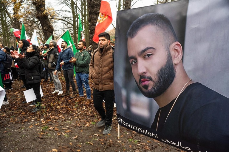 トゥーマジ・サレヒ氏を支持するデモ参加者＝オランダ・ハーグ/Charles M. Vella/SOPA Images/LightRocket/Getty Images