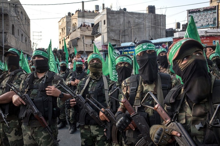 軍事イベントに参加するイスラム組織ハマスのメンバーら＝２０１７年７月２０日、パレスチナ自治区ガザ地区/Chris McGrath/Getty Images