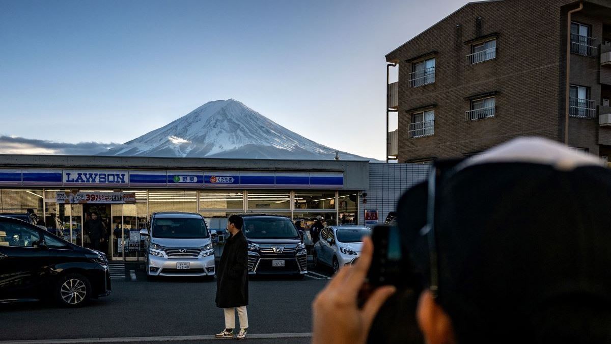 富士山撮影スポットに観光客殺到、地元自治体が高さ２．５メートルの幕設置へ