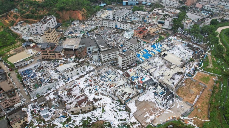 強風によって屋根が吹き飛ばされた工場＝２８日、中国・広州市/Chen Jimin/China News Service/VCG/Getty Images
