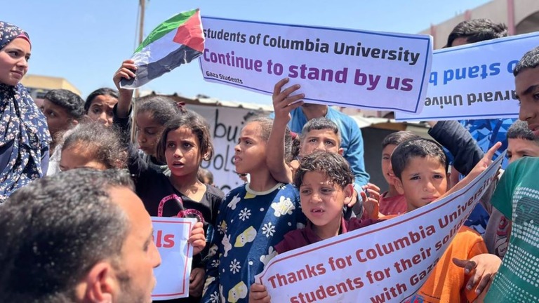 米国の学生による親パレスチナのデモに感謝する子どもたち＝２８日、パレスチナ自治区ガザ地区ラファ/Tareq Alhelou/CNN