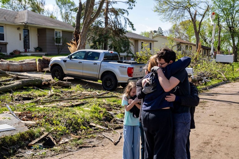 被災した住宅の外で抱き合う住民＝２７日、米アイオワ州デモイン/Zach Boyden-Holmes/USA Today/Reuters via CNN Newsource