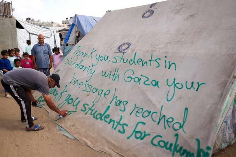 米国の学生の抗議デモへの謝意を示すメッセージ＝２７日、パレスチナ自治区ガザ地区ラファ/AFP/Getty Images