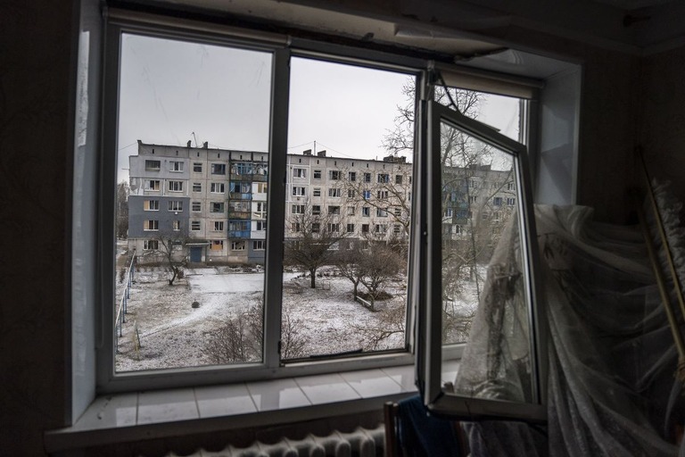 ウクライナ東部前線の村で先月破壊された建物/Jose Colon/Anadolu via Getty Images via CNN Newsource