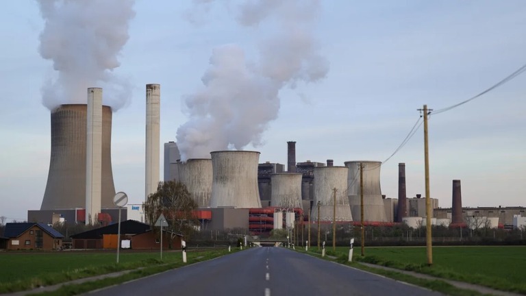 石炭火力発電所の冷却塔から立ち上る水蒸気＝３月２５日、ドイツ/Andreas Rentz/Getty Images