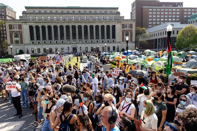 米コロンビア大学は、退去命令を無視して反イスラエルの抗議運動を続ける学生への停学処分に乗り出す方針を示した/Michael M. Santiago/Getty Images