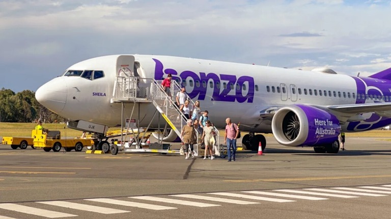 ボンザ航空の機体から降りる乗客ら/davidf/iStock Unreleased/Getty Images