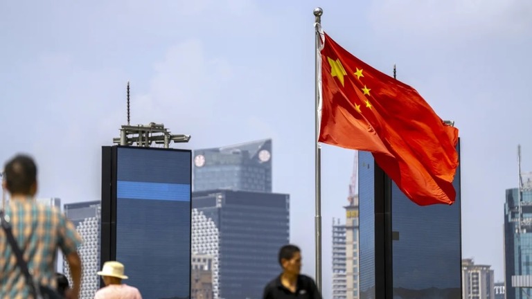 上海・浦東新区の金融街に立つ中国国旗/Raul Ariano/Bloomberg/Getty Images