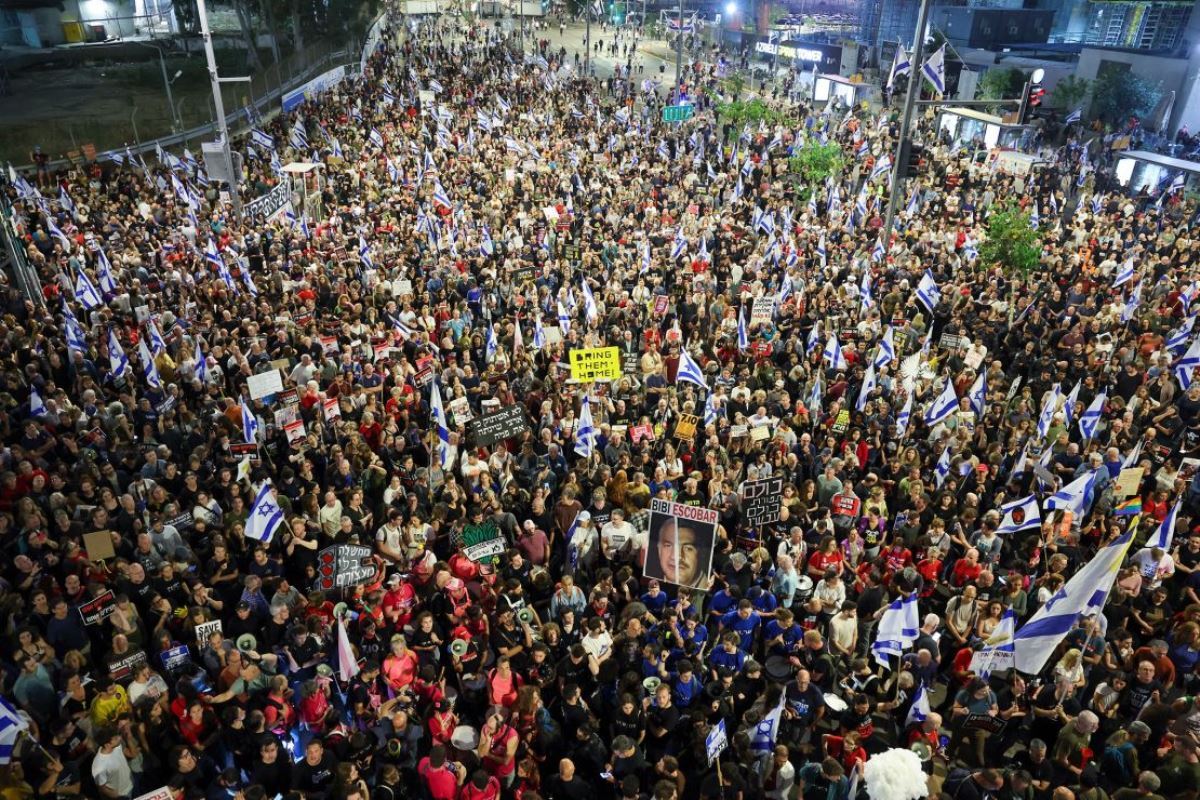 人質の解放を求めて集まった家族や支援者=4月27日、イスラエル・テルアビブ/Jack Guez/AFP/Getty Images