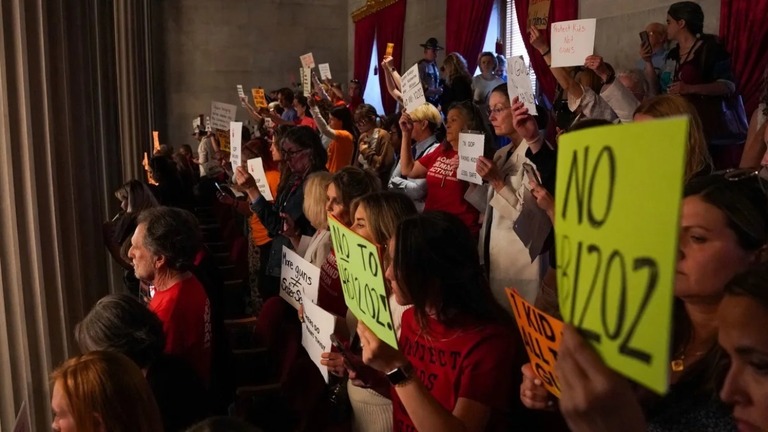 教職員の校内での短銃所持を認める法案に反対する人々が州議事堂での採決を見守る/Seth Herald/Reuters