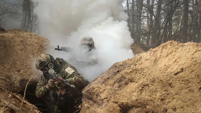 ハルキウ近郊で放射線、化学的、生物学的危害を想定した演習を行うウクライナ軍の兵士/Sofiia Gatilova/Reuters