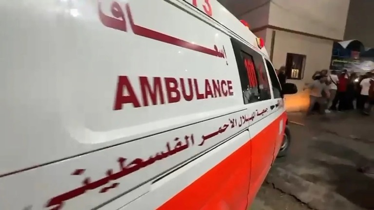 イスラエル軍による空爆後、病院に到着したパレスチナ赤新月社の救急車を捉えた映像の一コマ/Obtained by CNN