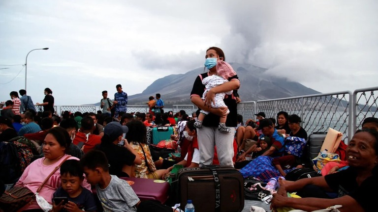 ルアング火山の噴火を受けて避難する家族/Antara Photo/Reuters