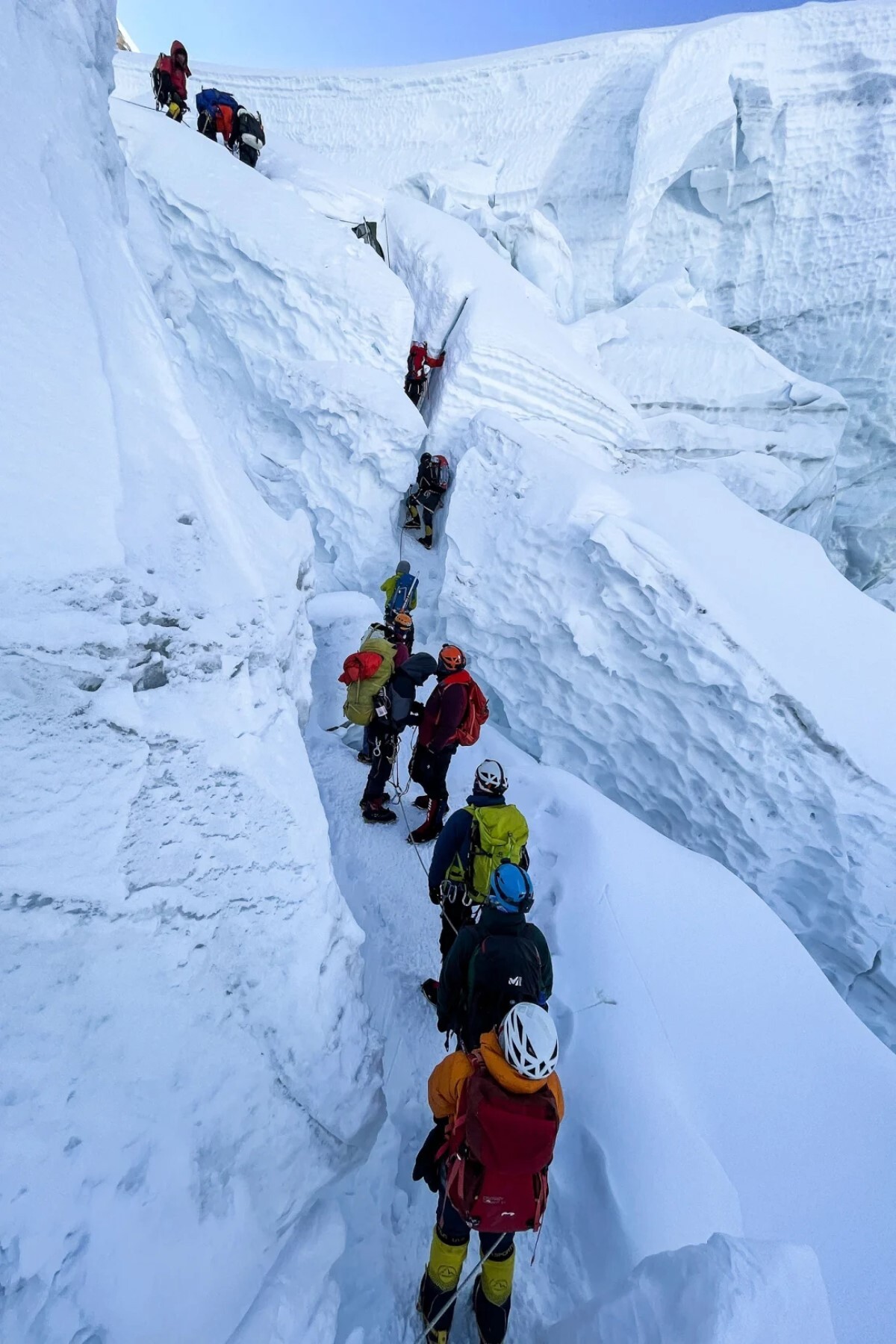 エベレストの山頂をめざして山を登る登山者たち=21年、5月7日/Pemba Dorje Sherpa/AFP/Getty Images