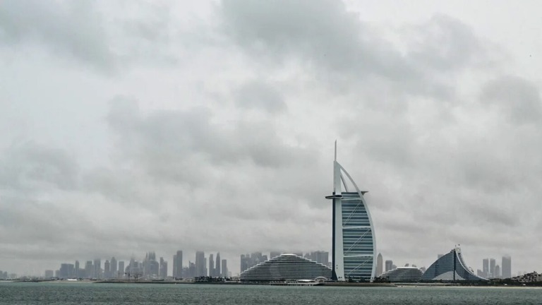 高層タワーの「ブルジュ・アル・アラブ」上空を埋め尽くす雲/Giuseppe Cacace/AFP/Getty Images