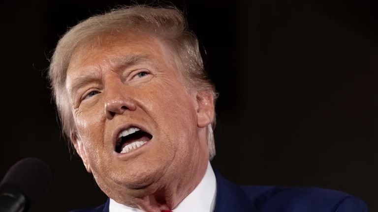 ５月１日、ウィスコンシン州ウォーキショーでの選挙集会で来場者に語り掛けるトランプ氏/Scott Olson/Getty Images