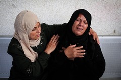 パレスチナ自治区ガザ地区ラファで死亡した親類を悼むパレスチナ人