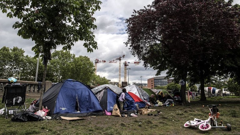 パリ市内に作られた即席の難民キャンプ＝２０１９年/Christophe Archambault/AFP/Getty Images