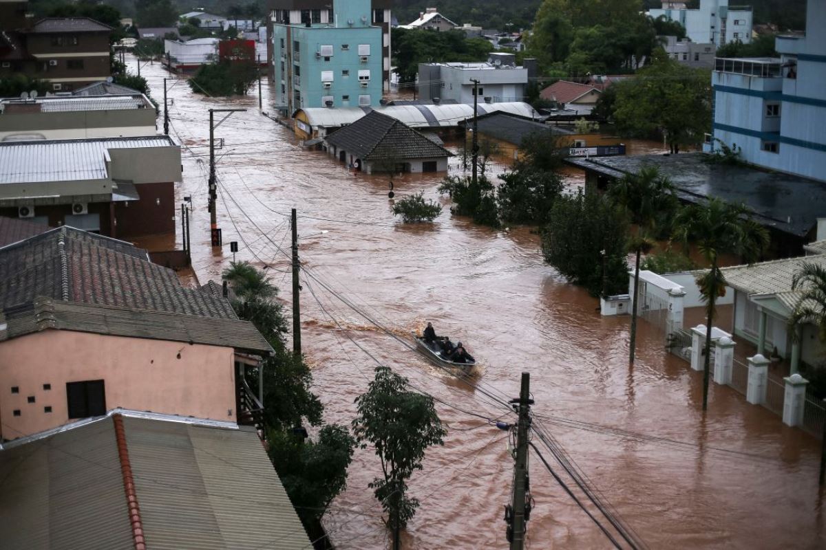 ボートを使って住民を救助するボランティア＝ブラジル・リオグランデドスル州/Anselmo Cunha/AFP/Getty Images