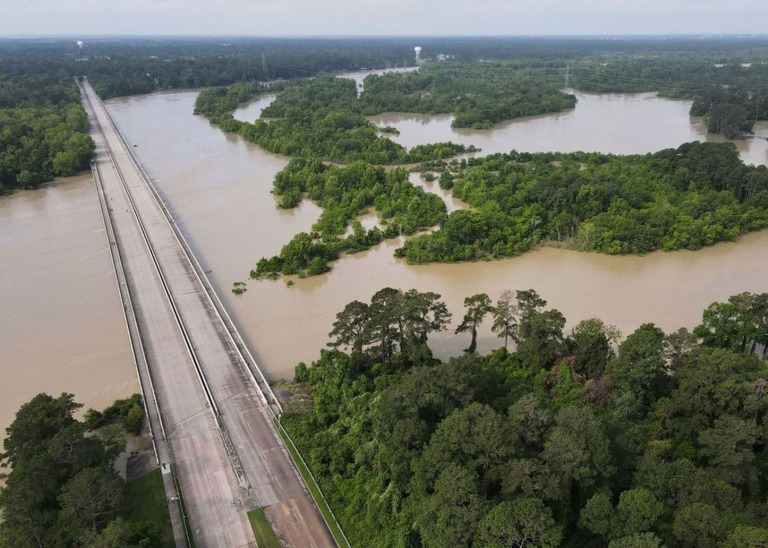 増水のために閉鎖されたヒューストン湖にかかる橋＝４日、米テキサス州/Jason Fochtman/Houston Chronicle/AP