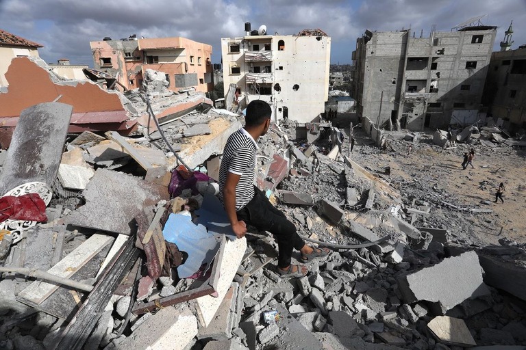 ５日、イスラエル軍によるガザ地区ラファへの攻撃により破壊された建物/Abed Rahim Khatib/Anadolu/Getty Images 