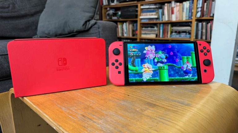 ２０１７年に発売された任天堂の家庭用ゲーム機「ニンテンドースイッチ」/Henry T. Casey / CNN