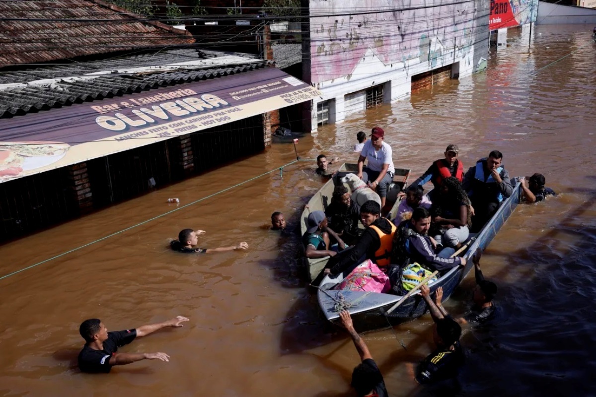 ボートで救出された人々＝ブラジル・カノアス/Amanda Perobelli/Reuters