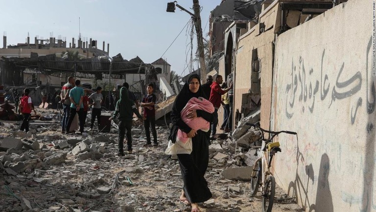 イスラエル軍の空爆で破損した建物を調べるパレスチナの人々＝５日、パレスチナ自治区ガザ地区ラファ/Abed Rahim Khatib/dpa/picture alliance/Getty Images