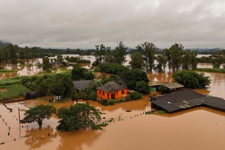 ブラジル南部で大規模な洪水が発生している/Carlos Fabal/AFP/Getty Images