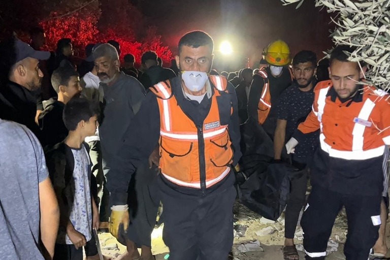 イスラエル軍によるラファ空爆後、複数の負傷者を運ぶパレスチナ民間防衛隊の隊員/Palestinian Civil Defence