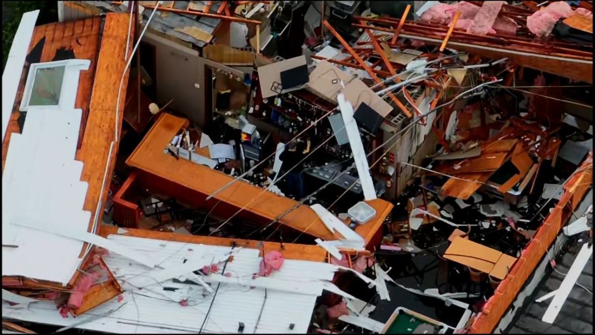 竜巻による被害の状況を調べる人物=7日、米ミズーリ州サリバン/KMOV