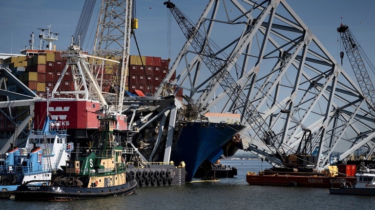 撤去作業が進む橋と貨物船が衝突した現場＝２日、米メリーランド州ボルティモア/Brendan Smialowski/AFP/Getty Images