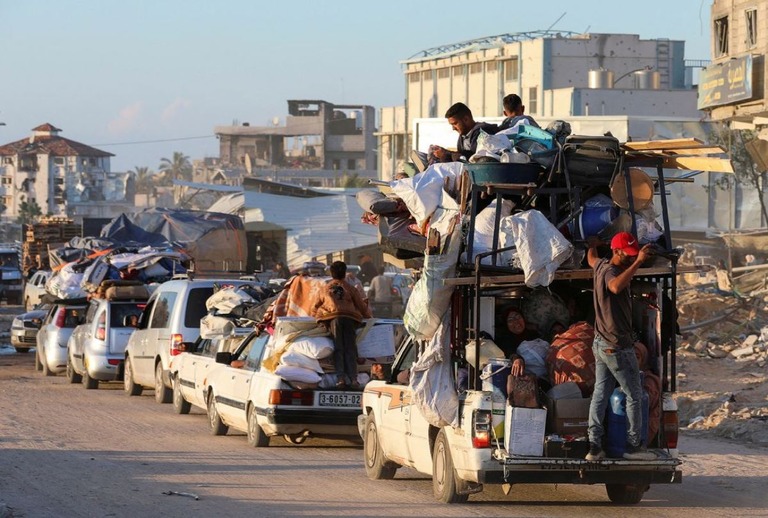 イスラエル軍からの避難指示を受けてラファから避難するパレスチナの人々＝６日/Ramadan Abed/Reuters