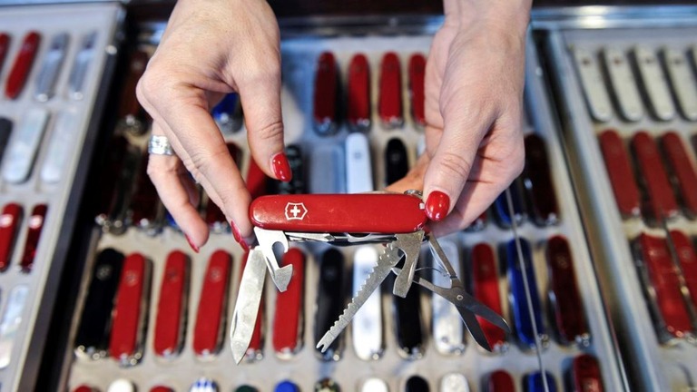 伝統的なスイス・アーミーナイフには刃がある/Adrian Moser/Bloomberg/Getty Images