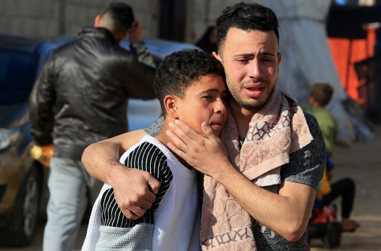 イスラエル軍の攻撃によって親類が死亡したパレスチナ人＝７日、パレスチナ自治区ガザ地区ラファ/Abed Rahim Khatib/Anadolu/Getty Images