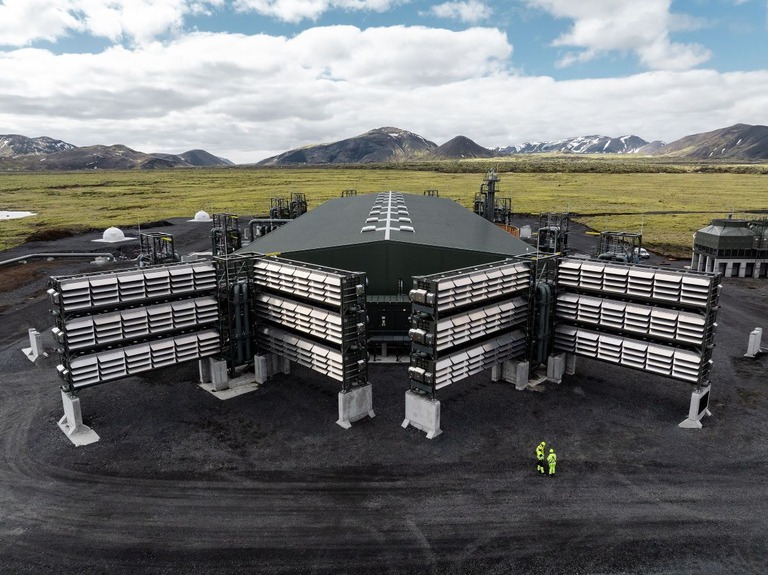 「世界最大」の「直接空気回収技術（ＤＡＣ）」プラント「マンモス」の外観/Oli Haukur Myrdal/Climeworks via CNN Newsource
