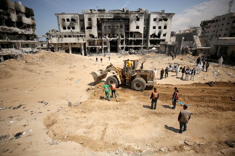 シファ病院の敷地を調べるパレスチナ人の民間防衛チームなど＝８日、ガザ地区/Dawoud Abo Alkas/Anadolu/Getty Images/File