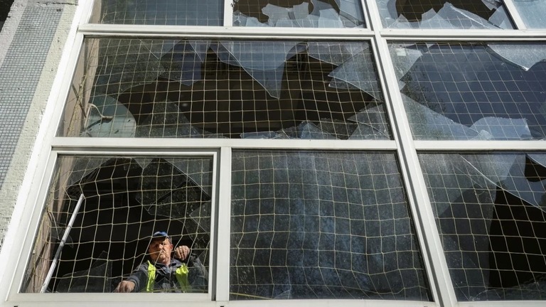 ウクライナ北東部のハルキウでロシアのミサイル攻撃を受けた学校の窓を修復する作業員/Sofiia Gatilova/Reuters