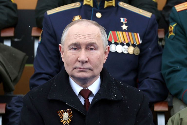 ロシア軍の軍事パレードに出席するプーチン大統領/Mikhail Klimentyev/Sputnik/Reuters