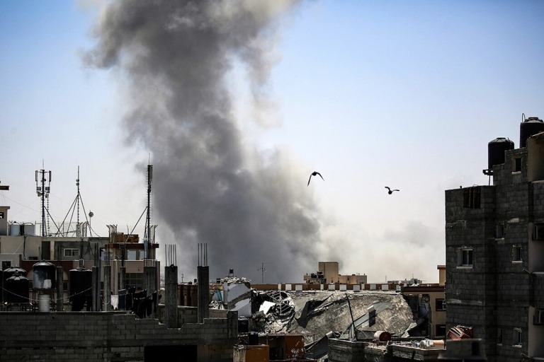 ガザ地区のラファからイスラエル軍の攻撃によって立ち上る煙/AFP/Getty Images