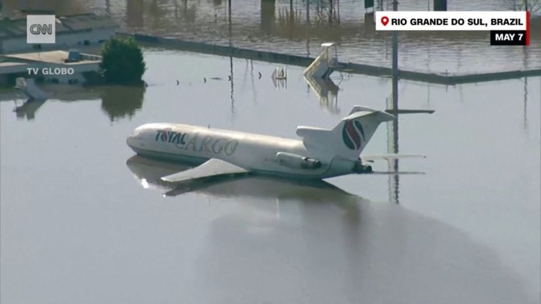 深刻な洪水被害に見舞われたブラジル南部の空港で、冠水した敷地内に駐機する航空機